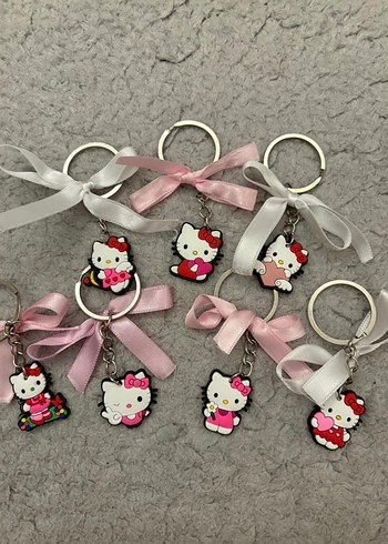 Renkli kurdeleli Hello Kitty anahtarlıklar