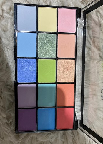 Revolution Çok Renkli Far Paleti - Görsel 3