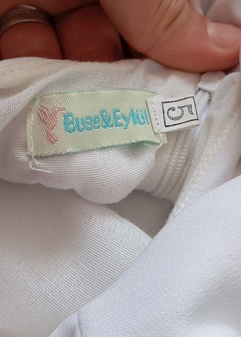 Beyaz Nakışlı Bebek Önlüğü