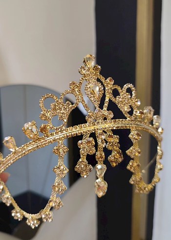 Oleg Cassini Parlak Altın Pul İşlemeli Gelin Tacı