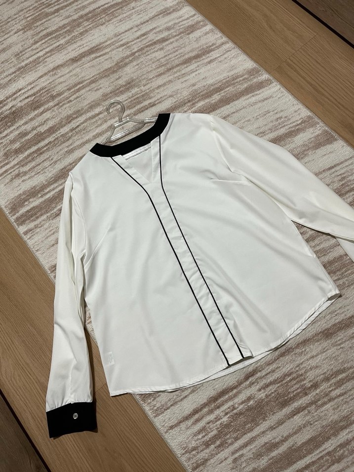 Uzun Kollu V Yakalı Beyaz Kadın Gömlek - Görsel 2