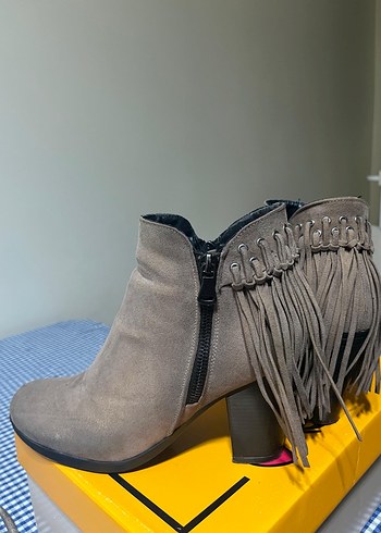 Gri Süet Tokalı Kadın Bot - Görsel 3