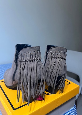 Gri Süet Tokalı Kadın Bot - Görsel 4