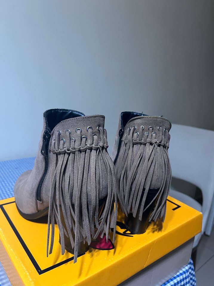 Gri Süet Tokalı Kadın Bot - Görsel 4