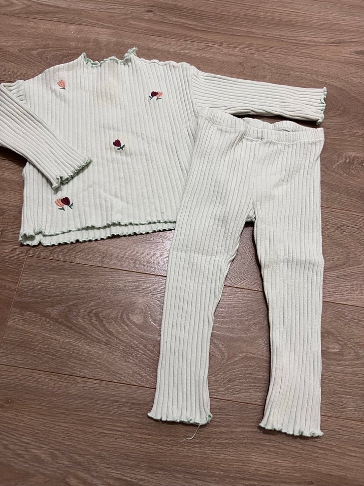 Nakışlı Beyaz Triko Bebek Kız Takımı - Görsel 2