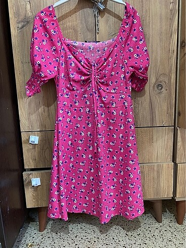 KISA ÇİÇEKLİ PEMBE ELBİSE