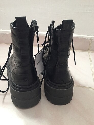 40 Beden siyah Renk Bershka kalın tabanlı bot