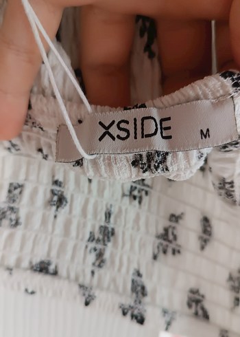 m Beden Beyaz, desenli mini-midi elbise.