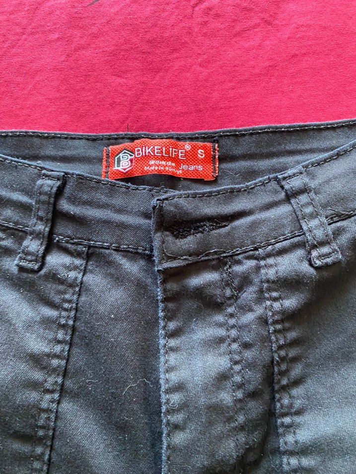 Bordo Baskılı Tişört ve Siyah Kemerli Bermuda Şort - Görsel 3