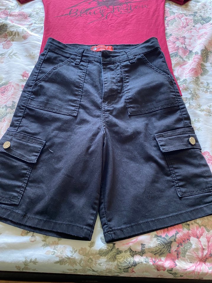 Bordo Baskılı Tişört ve Siyah Kemerli Bermuda Şort - Görsel 2