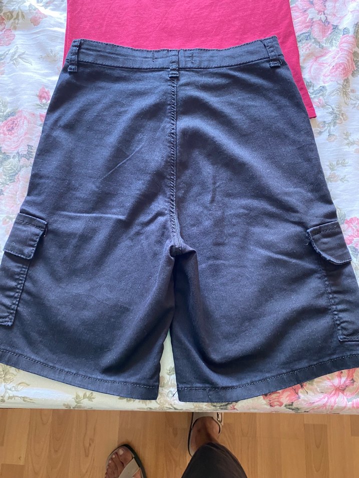 Bordo Baskılı Tişört ve Siyah Kemerli Bermuda Şort - Görsel 4