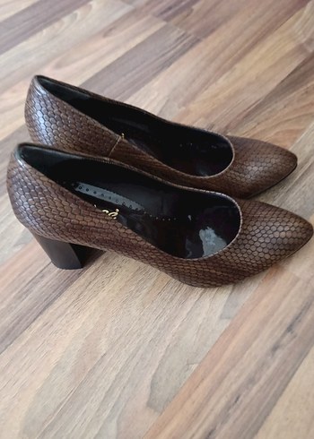 Kahverengi Yılan Desenli Kadın Topuklu Ayakkabı - Görsel 2