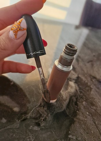 MAC Parlak Bej Sıvı Ruj