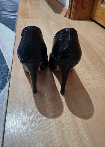 37 Beden siyah deri stiletto