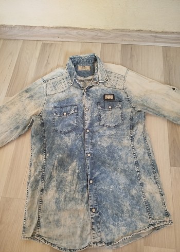 çıtçıt dügmeli erkek denim gömlek.