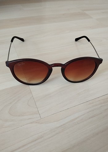Ray-Ban erika klasik güneş gözlüğü