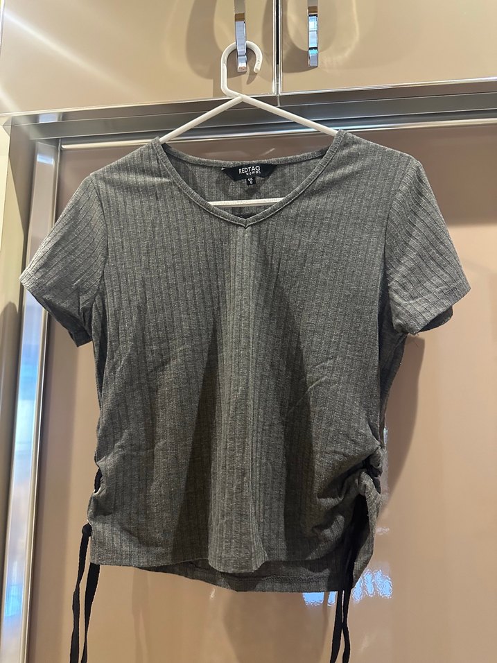 Kısa Kollu V-Yaka Gri Kadın Bluz - Görsel 2