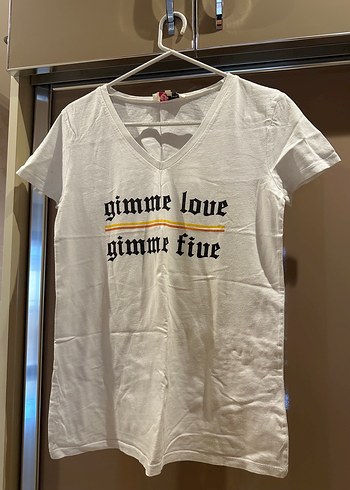 Beyaz V Yaka Baskılı Kadın Tişört - Görsel 2