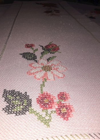 Çiçek İşlemeli Pembe Masa Örtüsü - Görsel 2