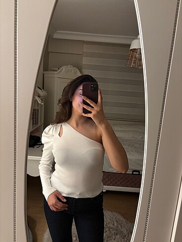 Beyaz tek kol dokulu bluz