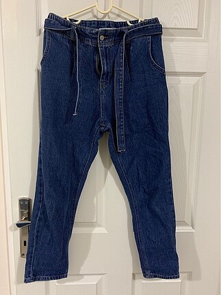 Kemerli mom tarz jean pantolon