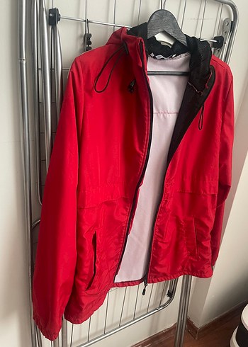 Kadın kırmızı yağmurluk - Görsel 2