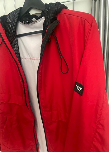 Kadın kırmızı yağmurluk - Görsel 3