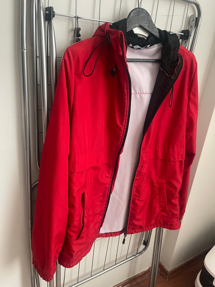 Kadın kırmızı yağmurluk - Görsel 2