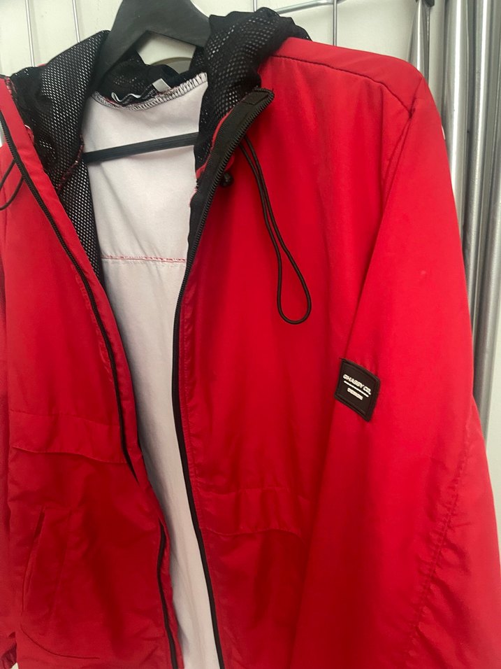 Kadın kırmızı yağmurluk - Görsel 3