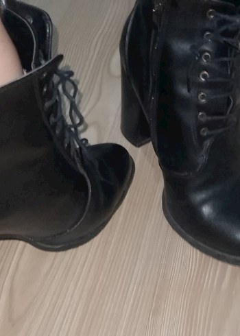 Siyah Deri Goth Kadın Topuklu Bot