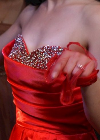 Uzun Kırmızı Parlak Straplez Kadın Abiye - Görsel 3