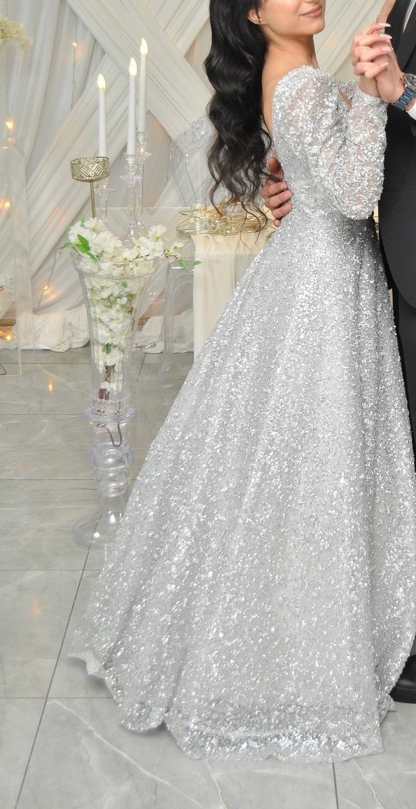 V Yaka Uzun Kollu Parlak Gri Abiye Elbise - Görsel 3