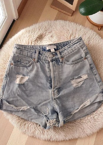 HM Gri Yırtık Mini Denim Şort