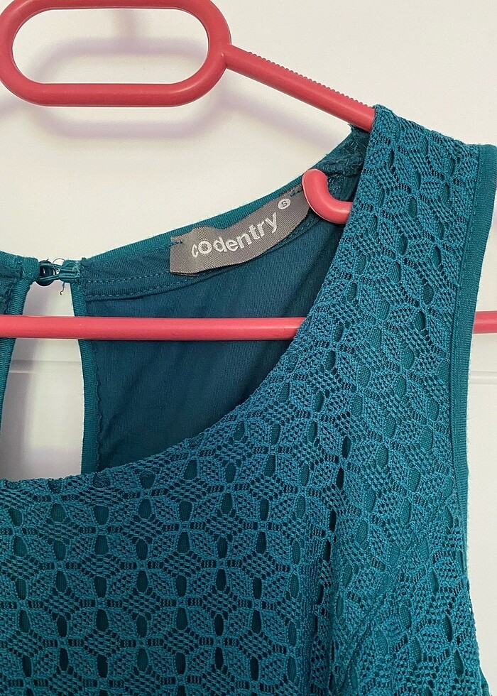 Dantelli sırt dekolteli elbise - Görsel 3