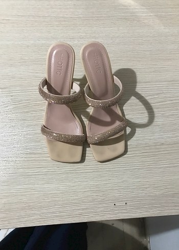 Hotiç Nude topuklu taşlı terlik
