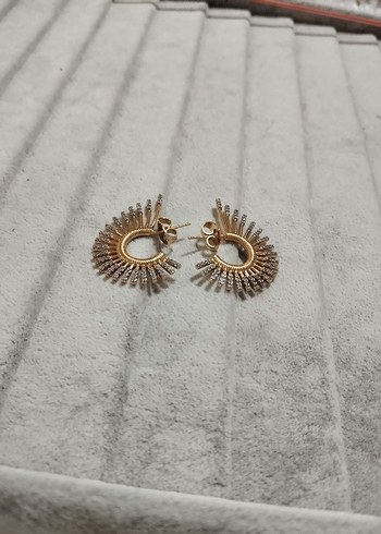 Beden Pilise Detaylı Mini Altın Küpe