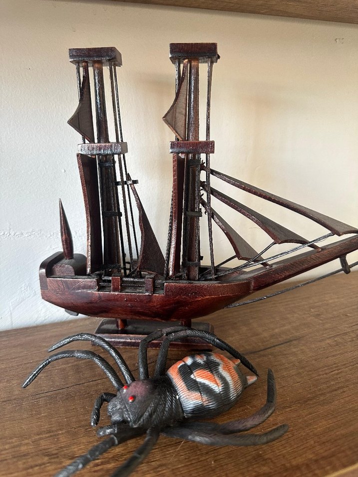 Koyu Kahverengi Ahşap Yelkenli ve Örümcek Figürleri - Görsel 3