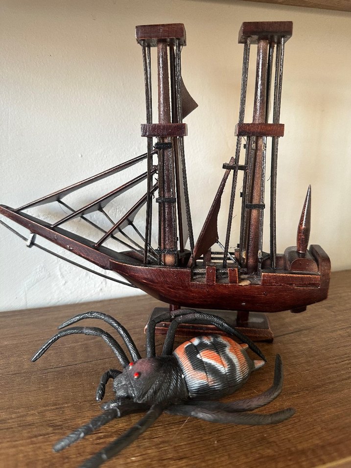 Koyu Kahverengi Ahşap Yelkenli ve Örümcek Figürleri - Görsel 2
