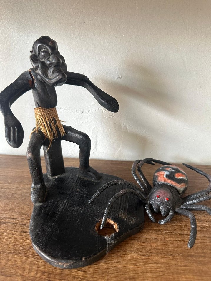 Siyah Ahşap Figür ve Örümcek Biblo - Görsel 2