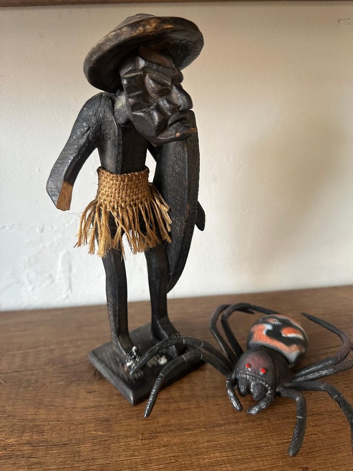 Siyah Ahşap Figür ve Örümcek Biblo - Görsel 2