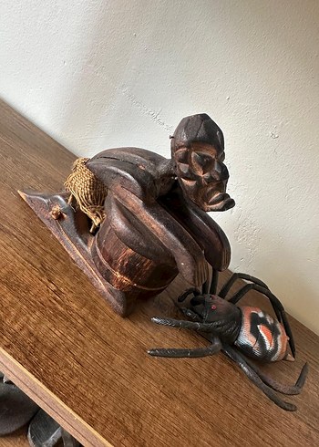 Koyu Kahverengi Ahşap Heykel ve Örümcek Figürü - Görsel 2