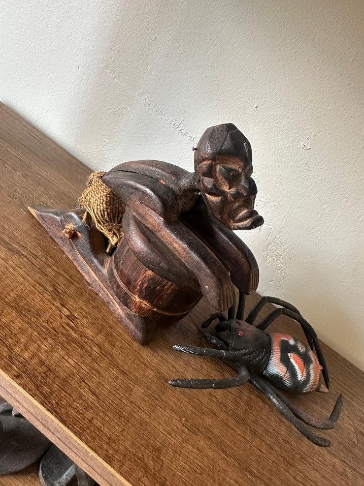Koyu Kahverengi Ahşap Heykel ve Örümcek Figürü - Görsel 2