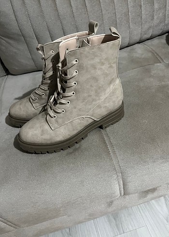 Diğer Bej Süet Bağcıklı Stiletto Topuklu Kadın Bot