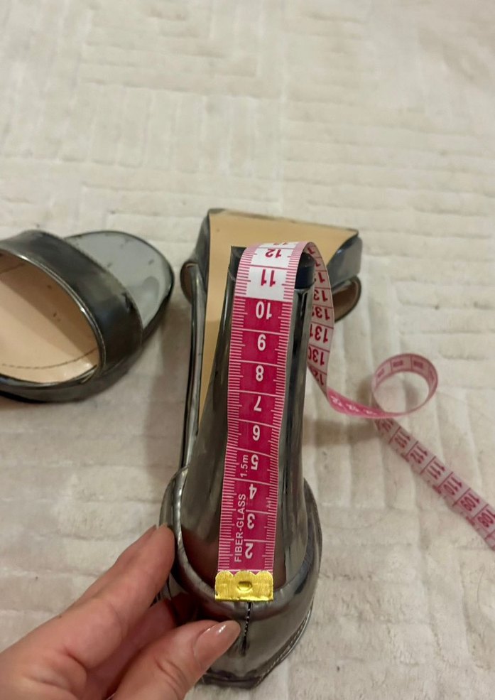 Gri Metal Tokalı Blok Topuklu Kadın Ayakkabı - Görsel 4