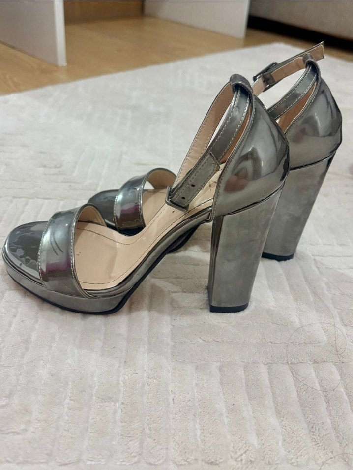 Gri Metal Tokalı Blok Topuklu Kadın Ayakkabı - Görsel 2