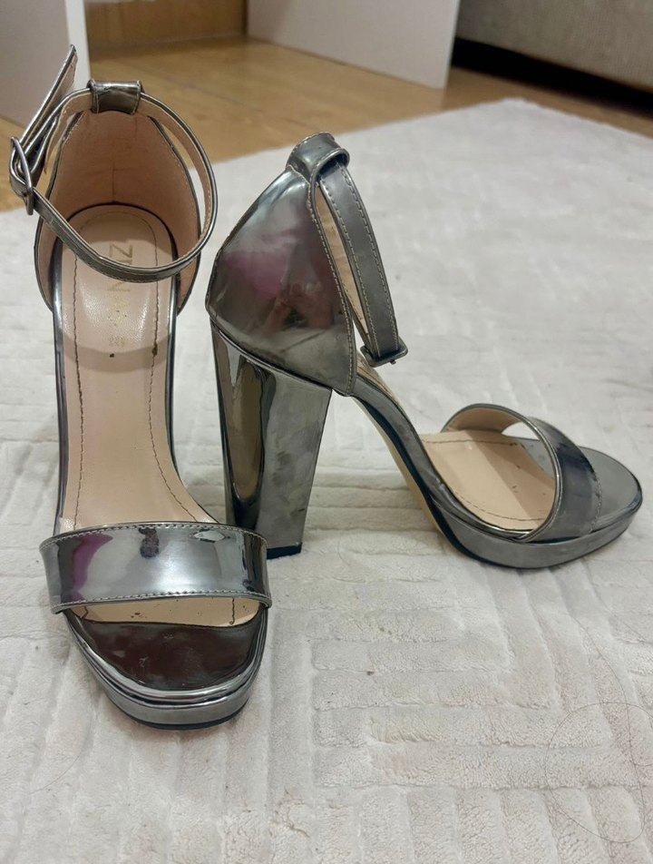 Gri Metal Tokalı Blok Topuklu Kadın Ayakkabı - Görsel 3