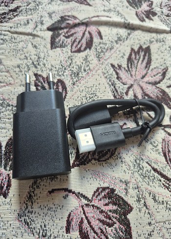 Siyah Telefon Şarj Adaptörü ve HDMI Kablosu