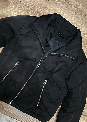 Siyah Yüksek Yakalı Fermuarlı Günlük Kadın Mont - Görsel 3