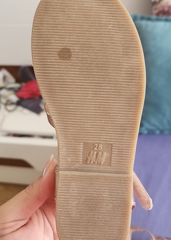 28 Beden Kız Çocuk Altın Renkli Tokalı Sandalet