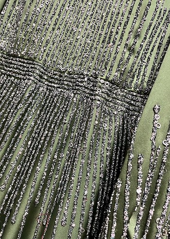 Uzun Kollu Yeşil İşlemeli Abiye Elbise - Görsel 2